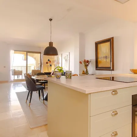 Newly Renovated With Amazing View شقة إِستيبونا